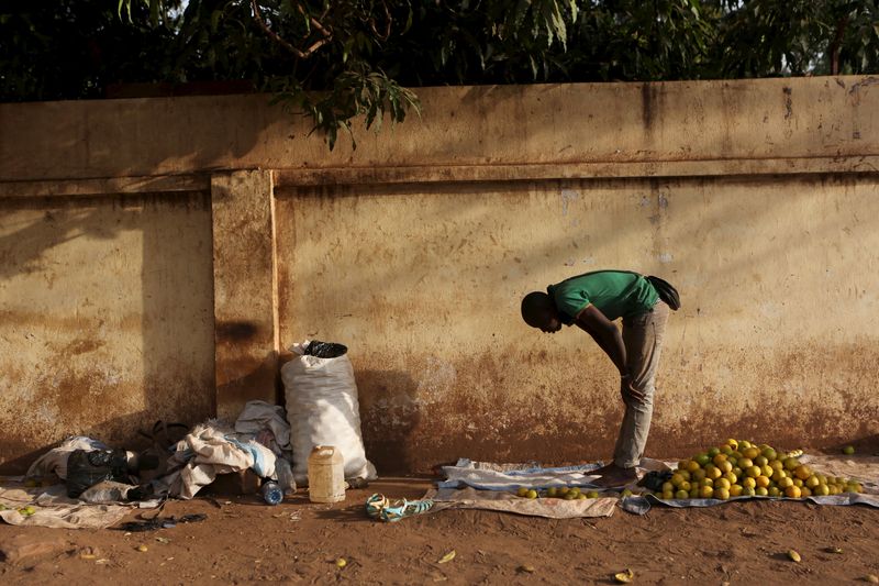 © Reuters. A fruit vendor prays on the side of a street in Bamako, Mali, April 11, 2016. REUTERS/Joe Penney/File Photo