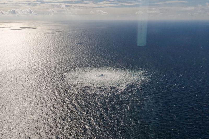 © Reuters. Gas leak at Nord Stream 2, seen from the Danish F-16 interceptor on Bornholm, Denmark, September 27, 2022. Danish Defense Command/Forsvaret Ritzau Scanpix/via REUTERS/File Photo