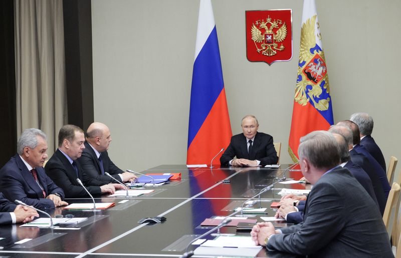 © Reuters. Russia's President Vladimir Putin chairs a meeting with members of the Security Council at a residence outside Moscow, Russia August 16, 2024. Sputnik/Alexei Babushkin/Kremlin via REUTERS/File Photo