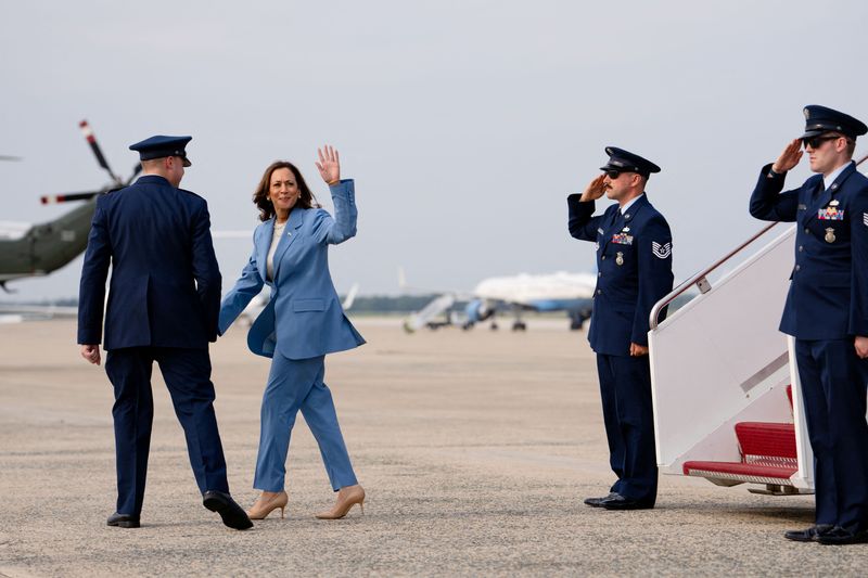 &copy; Reuters. U.S. Democratic presidential nominee Kamala Harris descends from Air Force Two at the Joint Base Andrews in Maryland, U.S., August 16, 2024.    Erin Schaff/The New York Times/Pool via REUTERS/File Photo