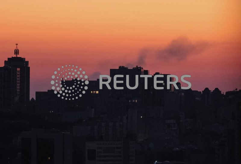 &copy; Reuters. Smoke rises in the sky over the city after a Russian missile strike, amid Russia's attack on Ukraine, in Kyiv, Ukraine August 18, 2024. REUTERS/Gleb Garanich