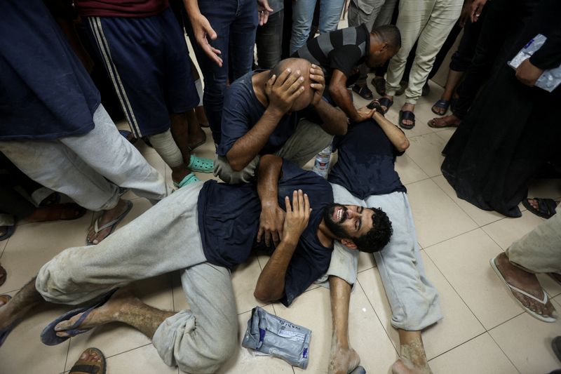 © Reuters. Palestinians who were detained by Israel react after their release, amid the Israel-Hamas conflict, at Al-Aqsa Martyrs Hospital in Deir Al-Balah in the central Gaza Strip, July 25, 2024. REUTERS/Ramadan Abed/File Photo