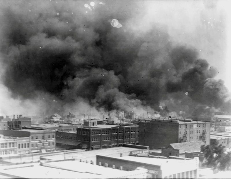 © Reuters. Smoke rises from buildings during the race massacre in Tulsa, Oklahoma, U.S. in 1921. Alvin C. Krupnick Co./National Association for the Advancement of Colored People (NAACP) Records/Library of Congress/Handout via REUTERS/File Photo