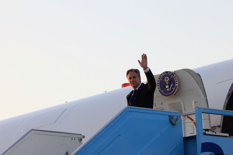 © Reuters. U.S. Secretary of State Antony Blinken waves as he disembarks from his plane, in Tel Aviv, Israel, August 18, 2024. REUTERS/Kevin Mohatt/Pool