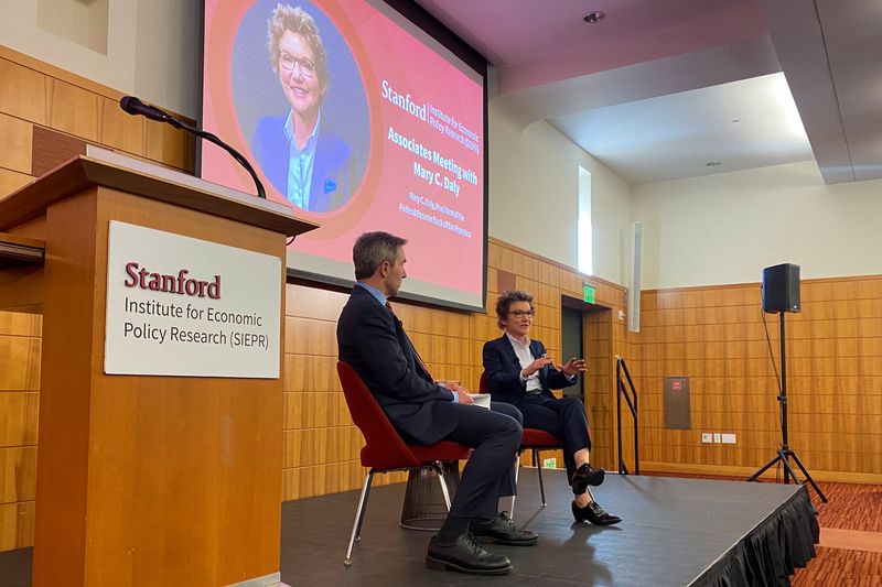 © Reuters. FILE PHOTO: Federal Reserve Bank of San Francisco President Mary Daly speaks at the Stanford Institute for Economic Policy Research in Palo Alto, California, U.S., April 15, 2024. REUTERS/Ann Saphir/File Photo