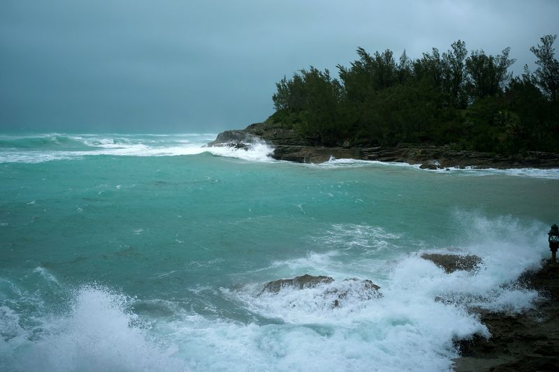 &copy; Reuters. FILE PHOTO: Waves crash along the South Shore as the eye of Hurricane Ernesto passes Devonshire Parish, Bermuda August 17, 2024. REUTERS/Nicola Muirhead/File Photo