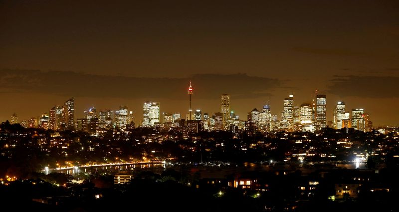 © Reuters. FILE PHOTO: Sydney's central business district lights up after sunset on May 4, 2016. REUTERS/Jason Reed/File Photo