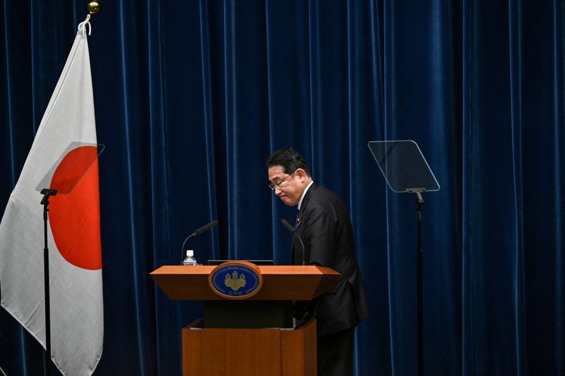 © Reuters. FILE PHOTO: Japanese Prime Minister Fumio Kishida prepares to leave at the end of a news conference at the prime minister's office in Tokyo, August 14, 2024. Kishida confirmed on August 14 that he will not seek re-election as head of his future party. month, i.e. the end of his term as prime minister. PHILIP FONG/Pool via REUTERS/File photo