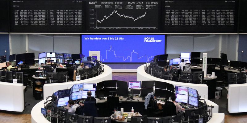 © Reuters. FILE PHOTO: The German share price index DAX graph is pictured at the stock exchange in Frankfurt, Germany, August 16, 2024.     REUTERS/Staff/File Photo