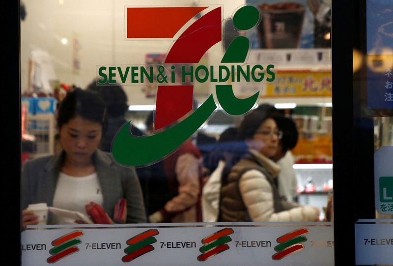 © Reuters. People are seen at Seven & i Holdings Co's Seven Eleven convenience store in Tokyo, Japan January 12, 2017. REUTERS/Kim Kyung-Hoon/File Photo