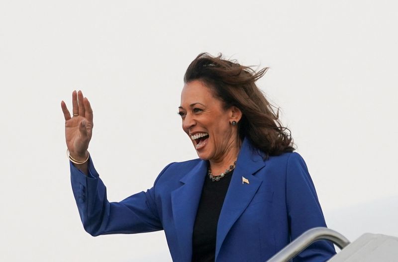 © Reuters. Democratic presidential candidate and U.S. Vice President Kamala Harris waves upon arrival in Chicago ahead of the Democratic National Convention, in Chicago, Ilinois, U.S., August 18, 2024. REUTERS/Kevin Lamarque