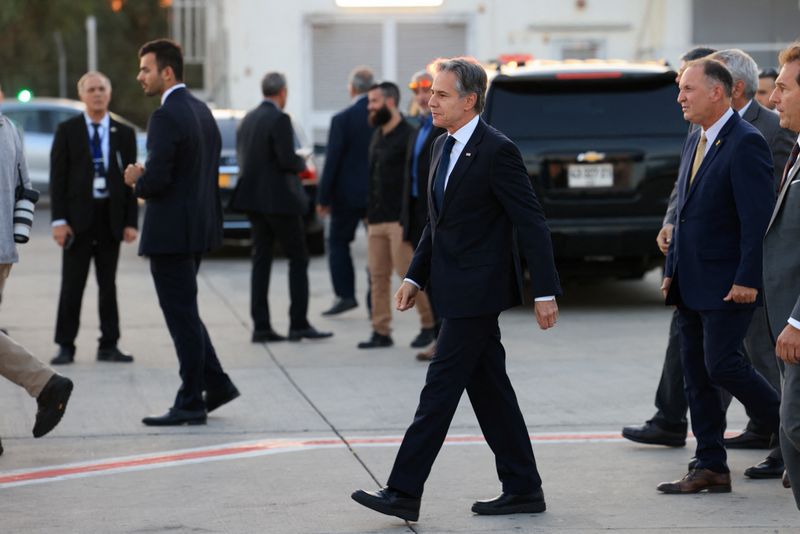 &copy; Reuters. U.S. Secretary of State Antony Blinken walks after his arrival in Tel Aviv, Israel, August 18, 2024. REUTERS/Kevin Mohatt/Pool