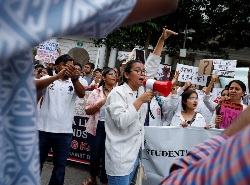 © Reuters. FILE PHOTO: Doctors shout slogans as they hold placards during a protest rally demanding justice following the rape and murder of a trainee medic at a hospital in Kolkata, in New Delhi, India, August 18, 2024. REUTERS/Priyanshu Singh/File Photo