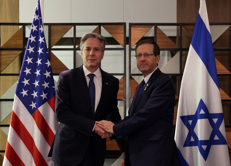 © Reuters. U.S. Secretary of State Blinken meets with Israel's President Isaac Herzog, in Tel Aviv, Israel, August 19, 2024. REUTERS/Kevin Mohatt/Pool