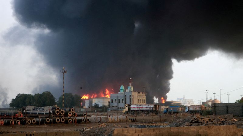 © Reuters. FILE PHOTO: Flames and smoke rise from the site of Israeli air strikes at the port of Hodeidah, Yemen July 21, 2024. REUTERS/Stringer/File Photo