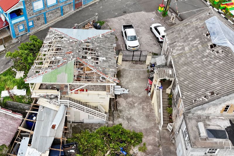 © Reuters. FILE PHOTO: Buildings with damaged roofs are seen in a drone photograph after Hurricane Beryl passed the day before, in the northern Saint Patrick parish town of Sauteurs, Grenada July 2, 2024.  REUTERS/Ian Hughes