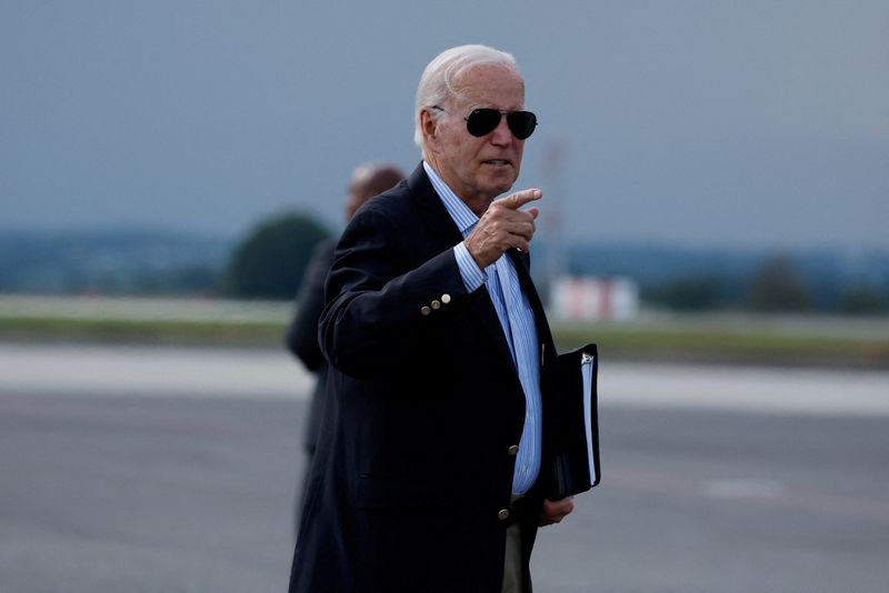 © Reuters. U.S. President Joe Biden gestures before boarding Air Force One at Hagerstown Regional Airport in Hagerstown, Maryland, U.S. August 18, 2024. REUTERS/Daniel Becerril