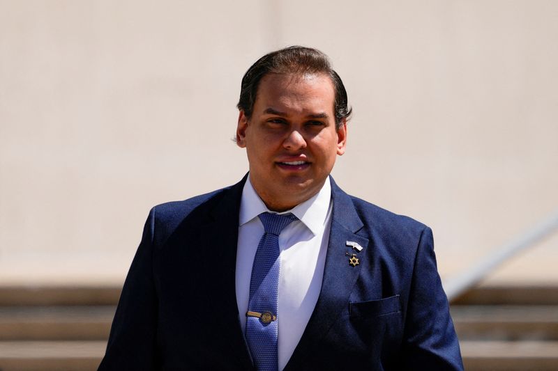 © Reuters. FILE PHOTO: George Santos, who was expelled from the U.S. House of Representatives, leaves court in Long Island after his corruption trial in Central Islip, New York, U.S. August 13, 2024.  REUTERS/Adam Gray/File Photo