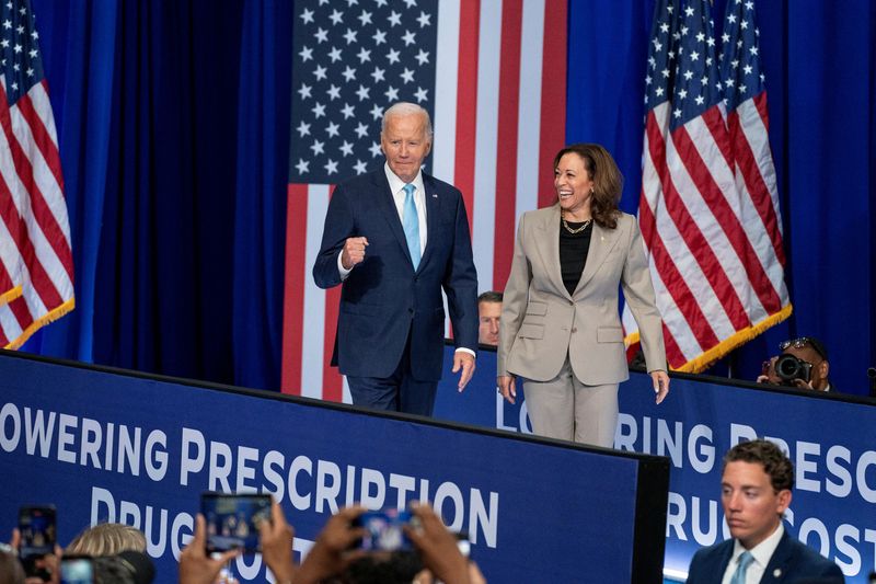 © Reuters. FILE PHOTO: U.S. President Joe Biden enters the stage with Vice President and Democratic presidential candidate Kamala Harris, prior to delivering remarks, during an event on Medicare drug price negotiations, in Prince George's County, Maryland, U.S., August 15, 2024. REUTERS/Ken Cedeno/File Photo