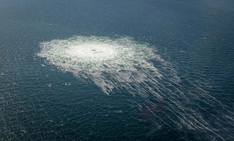 © Reuters. FILE PHOTO: Gas bubbles from the Nord Stream 2 leak reaching surface of the Baltic Sea in the area shows disturbance of well over one kilometre diameter near Bornholm, Denmark, September 27, 2022. Danish Defence Command/Handout via REUTERS/File Photo