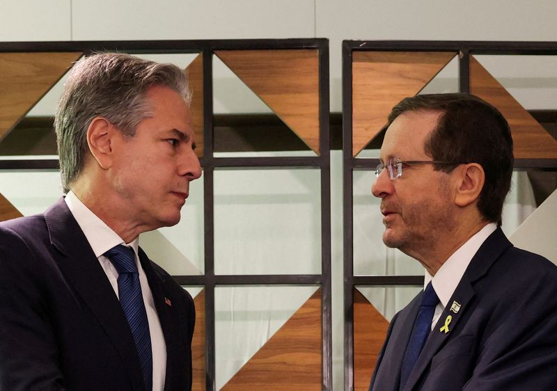 &copy; Reuters. Antony Blinken e o presidente de Israel Isaac Herzogn 19/8/2024   REUTERS/Kevin Mohatt