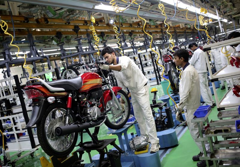 &copy; Reuters. Linha de montagem da Hero Motocorp de fábrica em Neemrana, Índian20/10/2014nREUTERS/Anindito Mukherjee 