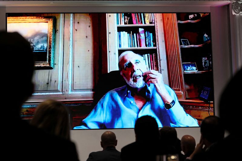 &copy; Reuters. FILE PHOTO: Carl Icahn, chairman of Icahn Enterprises LP, speaks via video during the 13D Monitor's Active-Passive Investor Summit in New York City, U.S., October 17, 2023. REUTERS/Brendan McDermid/File Photo