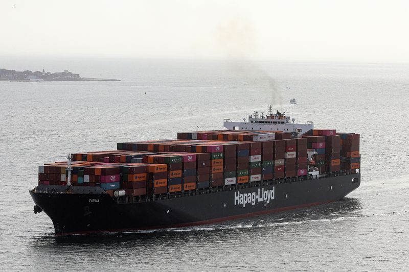 © Reuters. FILE PHOTO: The container ship Tirua Hapag-Lloyd enters New York Harbor in New York City, U.S., November 6, 2022. REUTERS/Brendan McDermid/File Photo