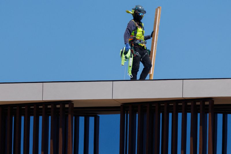 © Reuters. FILE PHOTO: A construction worker keeps covered up from the sun as he works during hot weather while building a large office complex in the biotech sector of San Diego, California, U.S., July 2, 2024.  REUTERS/Mike Blake/File Photo