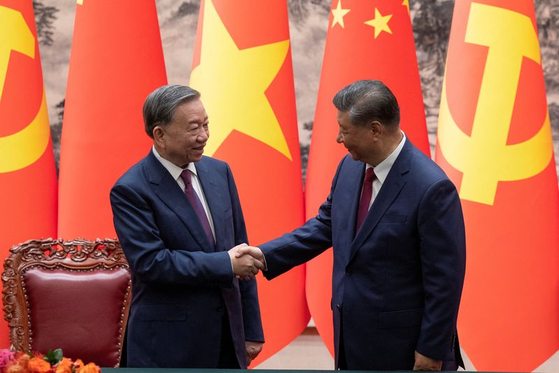 &copy; Reuters. O presidente chinês Xi Jinping e o presidente do Vietnã, To Lam, apertam as mãos após uma cerimônia de assinatura no Grande Salão do Povo em Pequim, Chinan19/08/2024nANDRES MARTINEZ CASARES/Pool via REUTERS