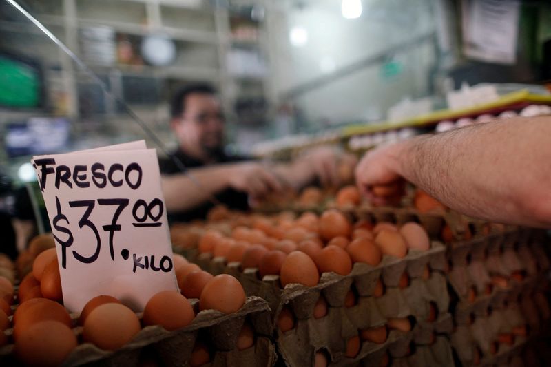 © Reuters. FILE PHOTO: A sign with the price of the egg at a store in Mexico City, Mexico, February 22, 2018. REUTERS/Edgard Garrido/File Photo