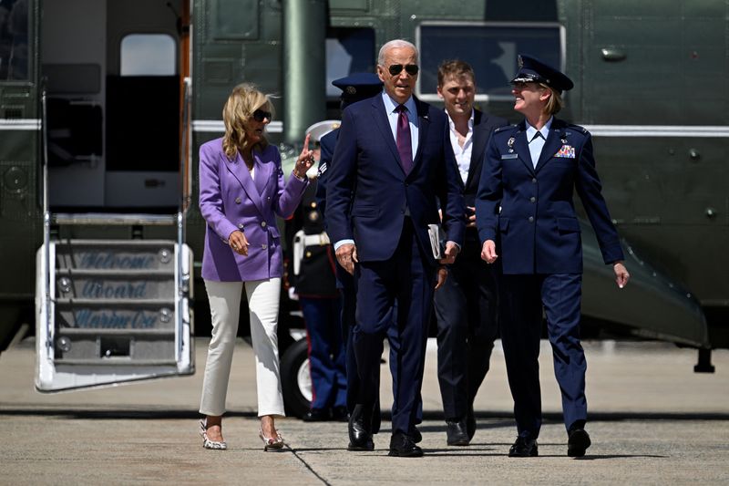 © Reuters. U.S. President Joe Biden and first lady Jill Biden walk to board Air Force One to travel to attend the Democratic National Convention (DNC) in Chicago, at Joint Base Andrews, Maryland, U.S. August 19, 2024 REUTERS/Craig Hudson