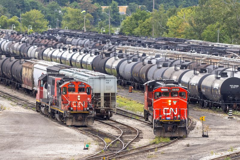 © Reuters. Railway cars crowd the CN Rail freight depot in Hamilton, Ontario, Canada August 19, 2024.  REUTERS/Carlos Osorio