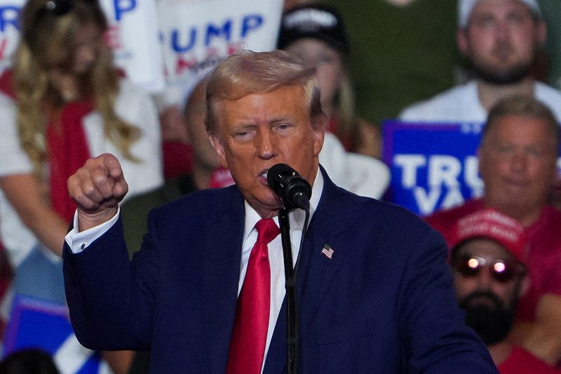 &copy; Reuters. Republican presidential nominee and former U.S. President Donald Trump gestures as he speaks during a campaign rally in Wilkes-Barre, Pennsylvania, U.S. August 17, 2024. REUTERS/Jeenah Moon