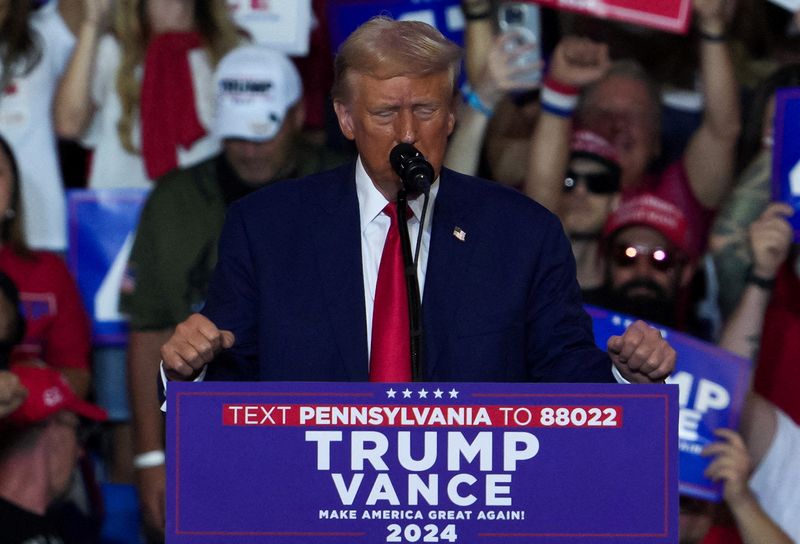 © Reuters. FILE PHOTO: Republican presidential nominee and former U.S. President Donald Trump gestures as he holds a campaign rally in Wilkes-Barre, Pennsylvania, U.S. August 17, 2024. REUTERS/Jeenah Moon/File Photo