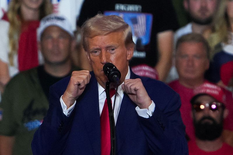 © Reuters. FILE PHOTO: Republican presidential candidate and former U.S. President Donald Trump gestures as he holds a campaign rally in Wilkes-Barre, Pennsylvania, U.S., August 17, 2024. REUTERS/Jeenah Moon/File Photo