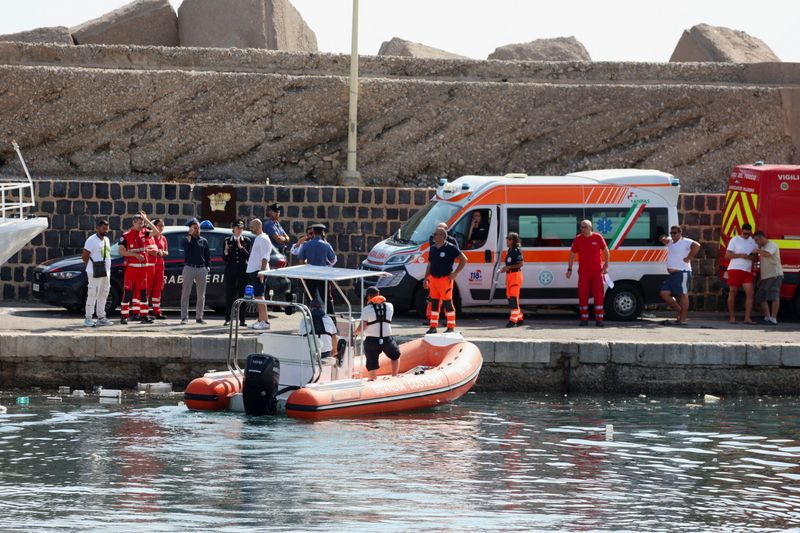 &copy; Reuters. Serviços de emergência e resgate trabalham perto do local onde um iate afundou nas primeiras horas da manhã desta segunda-feira, na costa de Porticello, perto da cidade siciliana de Palermo, Itálian19/08/2024nREUTERS/Igor Petyx