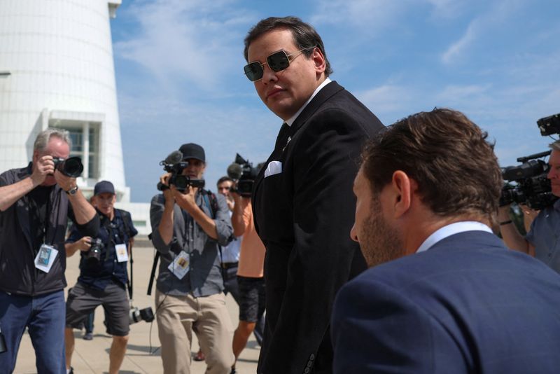 © Reuters. George Santos, who was expelled from the U.S. House of Representatives, arrives for his corruption trial at Central Islip Federal Courthouse in Central Islip, New York, U.S., August 19, 2024. REUTERS/Shannon Stapleton