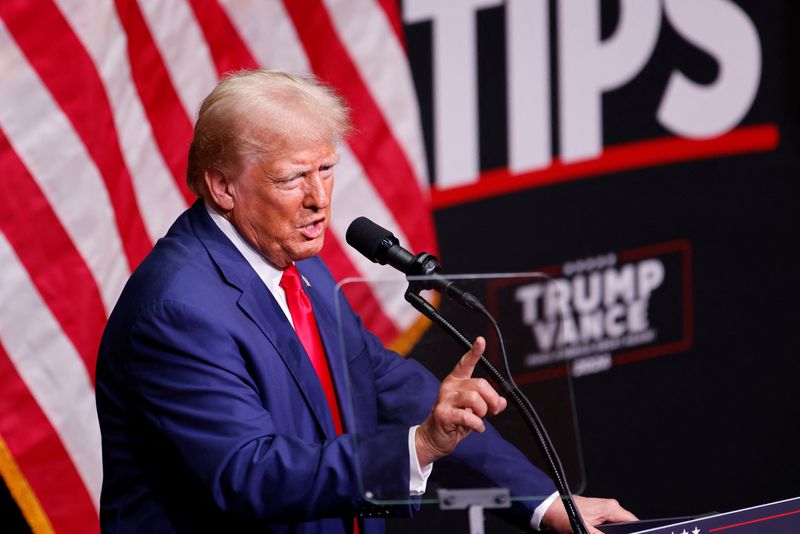 &copy; Reuters. FILE PHOTO: Republican presidential nominee and former U.S. President Donald Trump gestures as he speaks at a campaign event in Asheville, North Carolina, U.S. August 14, 2024. REUTERS/Jonathan Drake/File Photo