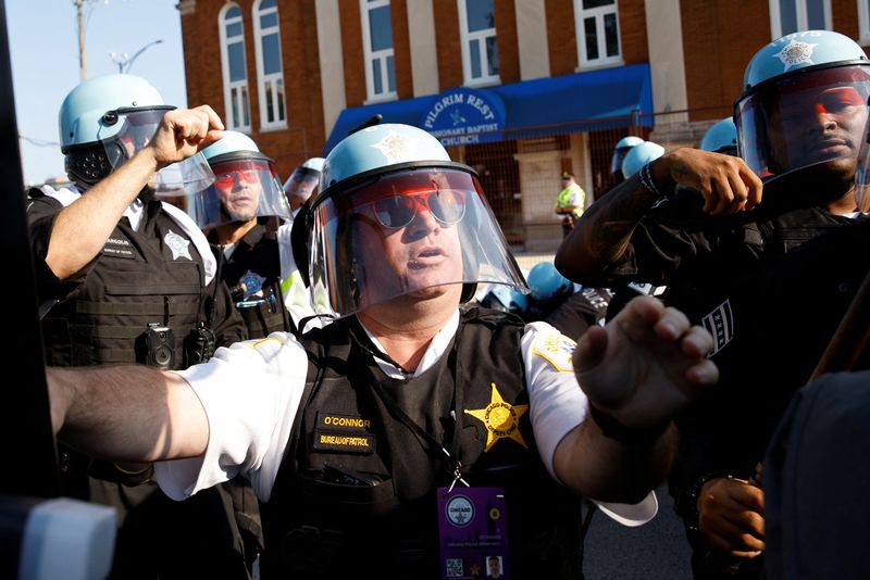 © Reuters. Riot police officers scuffle with demonstrators during the rally 