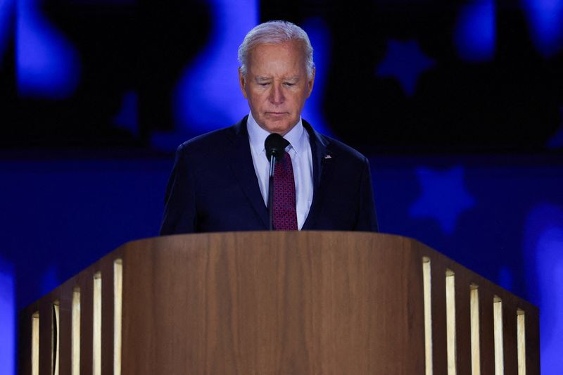 &copy; Reuters. Biden se posiciona no palco da convenção, num ensaio antes de seu discurson19/08/2024nREUTERS/Kevin Wurm