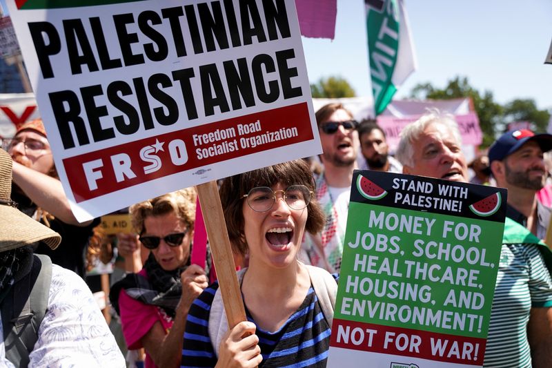 &copy; Reuters. Protesto pró-palestinos em Chicago, no primeiro dia da Convenção Nacional Democratan19/04/2024nREUTERS/Seth Herald