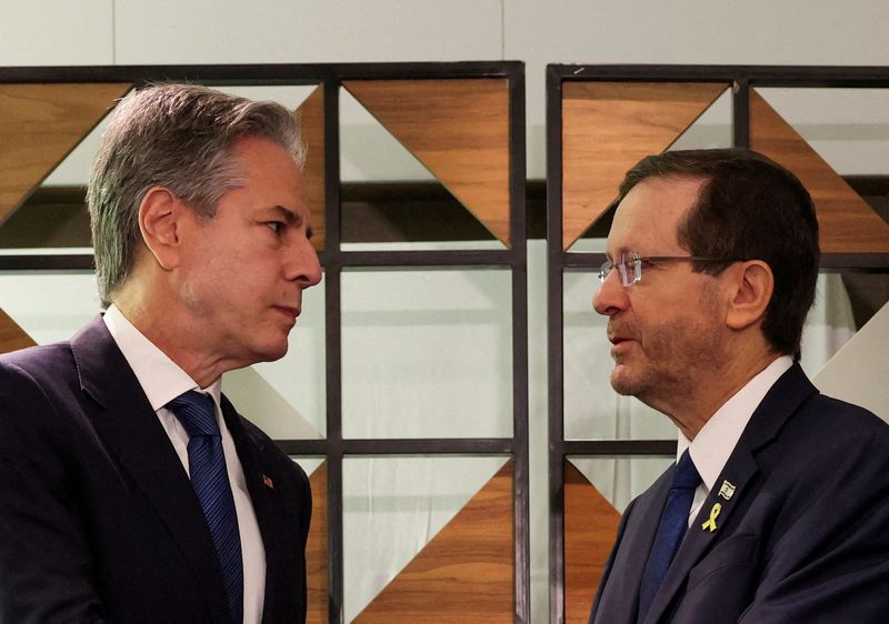 &copy; Reuters. O secretário de Estado dos EUA, Antony Blinken, com o presidente de Israel, Isaac Herzog, em Tel Aviv, Israeln19/08/2024nREUTERS/Kevin Mohatt