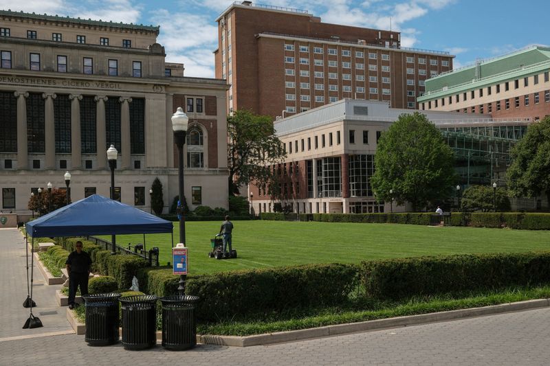 &copy; Reuters. FILE PHOTO: A security guard stands under a gazebo as a person cuts the South Lawn at Columbia University ahead of the new school year in New York City, U.S., August 12, 2024. REUTERS/Adam Gray/File Photo