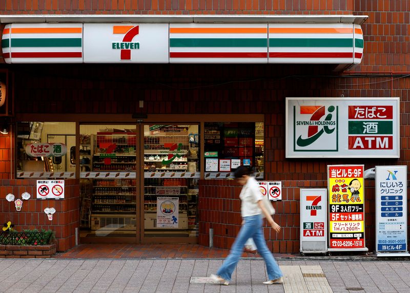 © Reuters. Một người đi bộ đi ngang qua cửa hàng tiện lợi 7-Eleven của Seven & I tại Tokyo, Nhật Bản ngày 19 tháng 8 năm 2024. REUTERS/Kim Kyung-Hoon