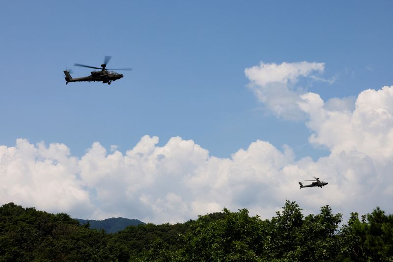 © Reuters. FILE PHOTO: AH-64 Apache helicopters fly during a live-fire drill of the U.S. Army's 1st Armored Brigade Combat Team, 1st Armored Division at the Rodriguez Live Fire Complex, in Pocheon, South Korea, August 14, 2024. REUTERS/Kim Soo-hyeon/File Photo