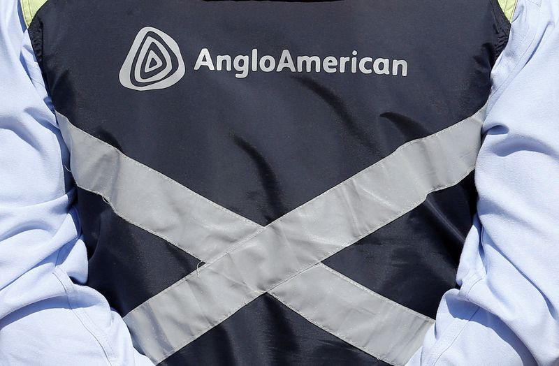 &copy; Reuters. Logo of Anglo American is seen on a jacket of an employee of the Los Bronces copper mine, in the outskirts of Santiago, Chile March 14, 2019. REUTERS/Rodrigo Garrido/File Photo