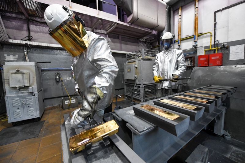 © Reuters. Employees cast ingots of 99.99 percent pure gold during production at the Krastsvetmet precious metals factory in the Siberian city of Krasnoyarsk, Russia January 31, 2023. REUTERS/Alexander Manzyuk/File Photo