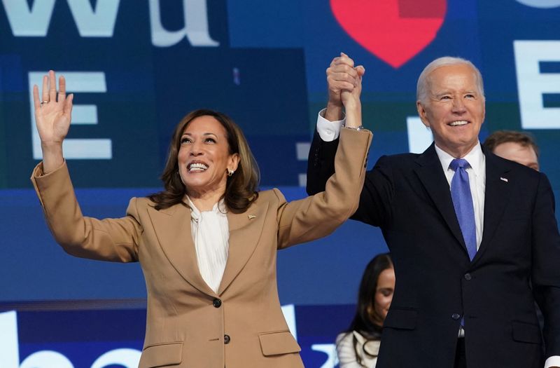 © Reuters. U.S. President Joe Biden and Democratic presidential candidate and U.S. Vice President Kamala Harris reacts onstage at the Democratic National Convention (DNC) in Chicago, Illinois, U.S., August 19, 2024. REUTERS/Kevin Lamarque