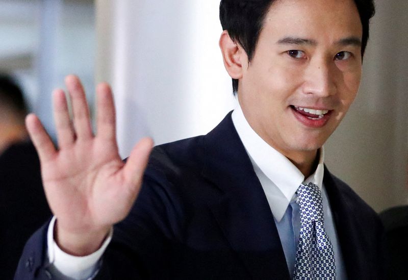 © Reuters. FILE PHOTO: Former Move Forward Party leader Pita Limjaroenrat waves as he walks on the day Thailand's Constitutional Court delivers its verdict on a case seeking the dissolution of the opposite group over its call for lese-majeste reform, in Bangkok, Thailand, August 7, 2024. REUTERS/Chalinee Thirasupa/File Photo